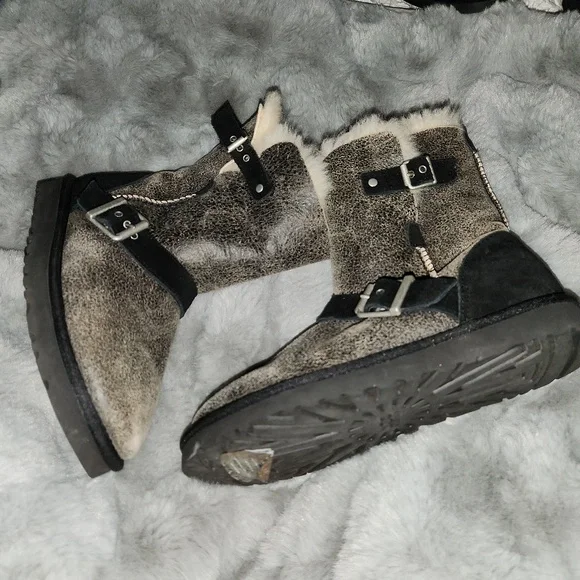 UGG Size 7 Short Dylan Boots - Picture 2 of 7